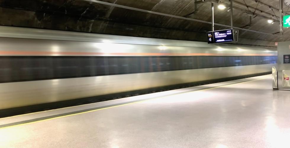 Flytoget i fart fra stasjon