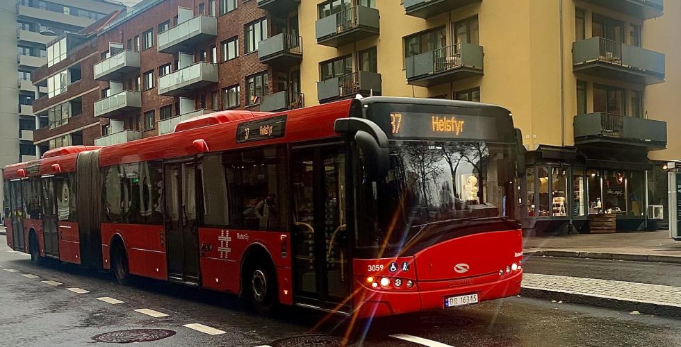 Ruterbuss kj&oslash;rer p&aring; veien