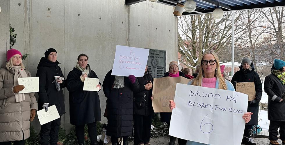 Demonstrasjon utenfor Gr&oslash;nland politistasjon