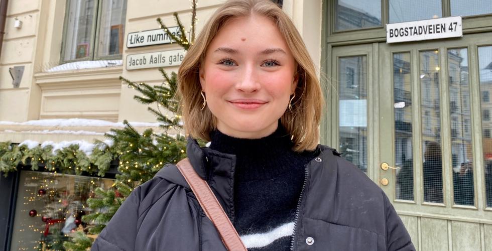 portrett utend&oslash;rs av Live Lislerud Vestli. Hun st&aring;r foran en d&oslash;r. 