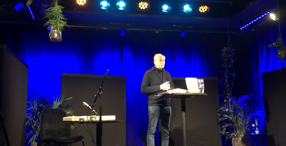 Finn Sk&aring;rderud p&aring; scenen