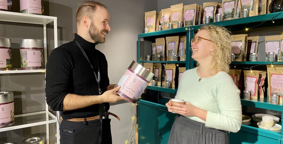 Medgrunnlegger og deltidsansatt p&aring; Spill the Tea lukter p&aring; teen. 