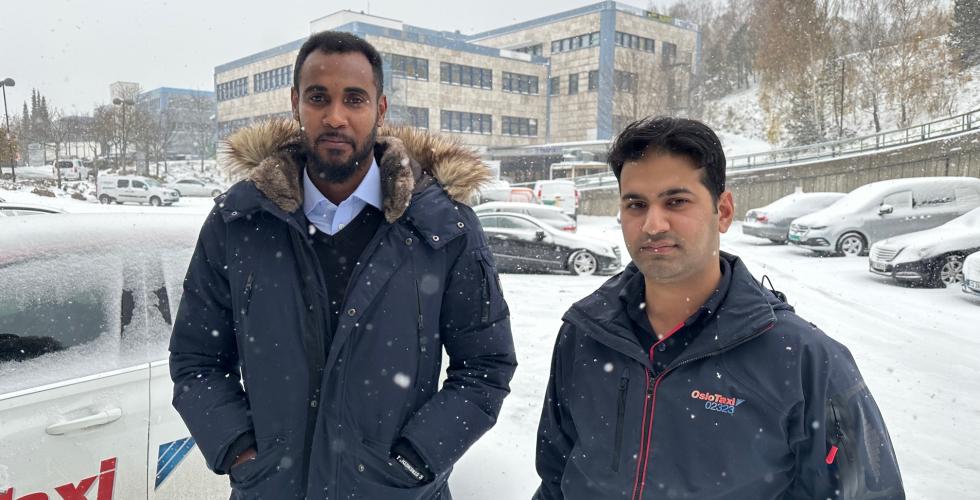 Ismail Shariff og Mohammad Saad st&aring;r i sn&oslash;v&aelig;ret utenfor et bilverksted p&aring; Stovner i Oslo. 