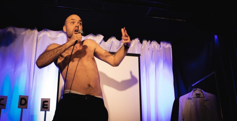 Lars Berrum p&aring; scenen.