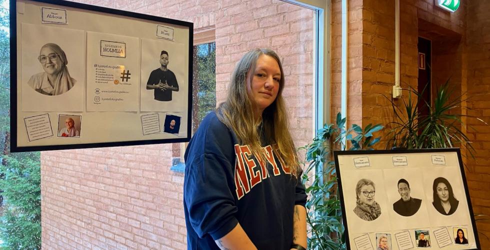 Kristin Brenna som st&aring;r mellom to av sine kunstverk. 