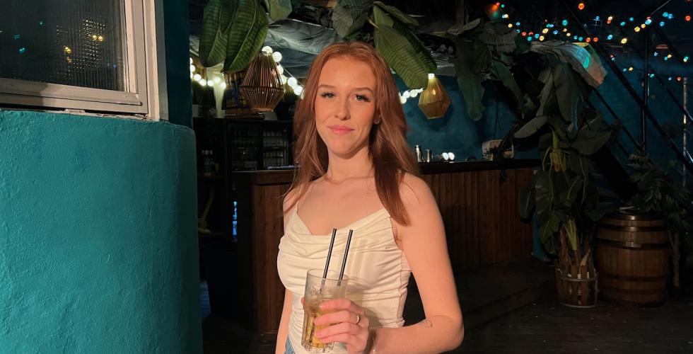 Her st&aring;r 19 &aring;r gamle Lea Sofie N&aelig;ss foran baren ute p&aring; KJ10.