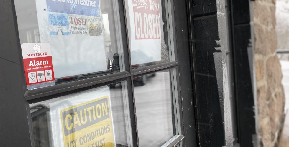 D&oslash;r med skilt hvor det st&aring;r at det er stengt. 