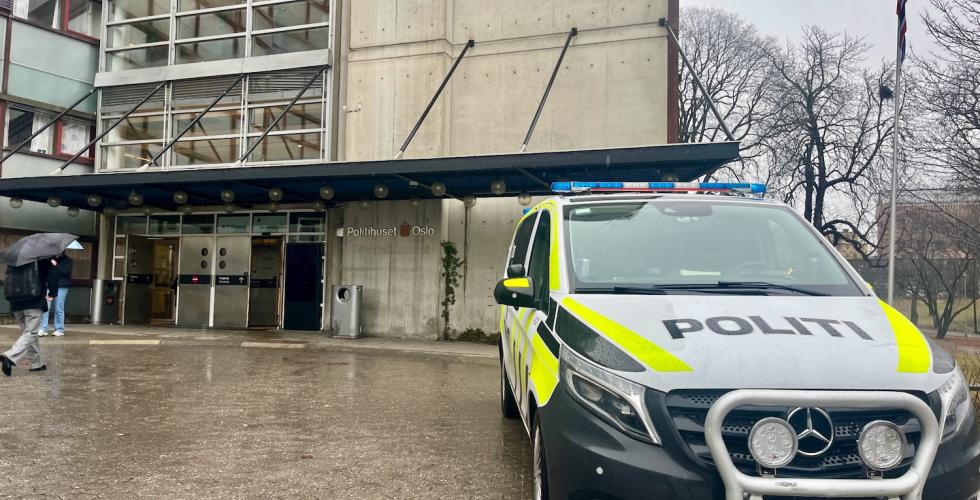 bilde av en politibil foran politistasjonen i bydel Gr&oslash;nland i Oslo