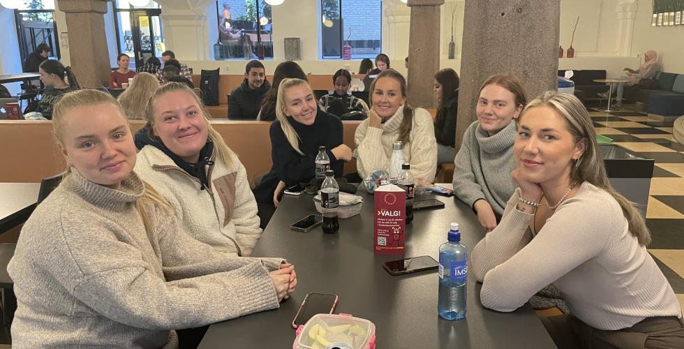 jentegjeng i kantinen p&aring; OsloMet