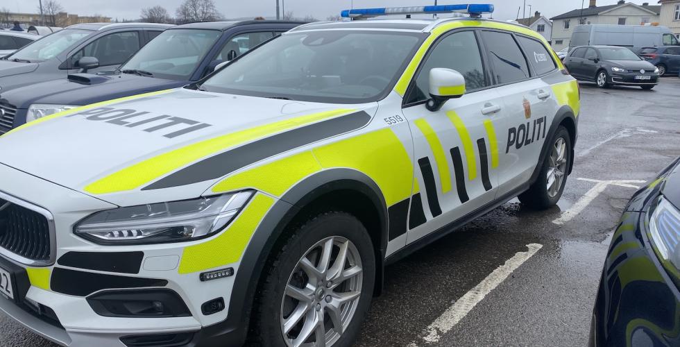 Politibil p&aring; parkeringsplass