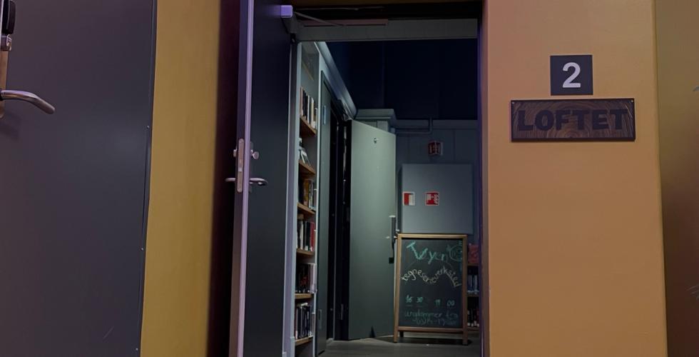 Bilde av d&oslash;ra inn til tegneserieverkstedet.