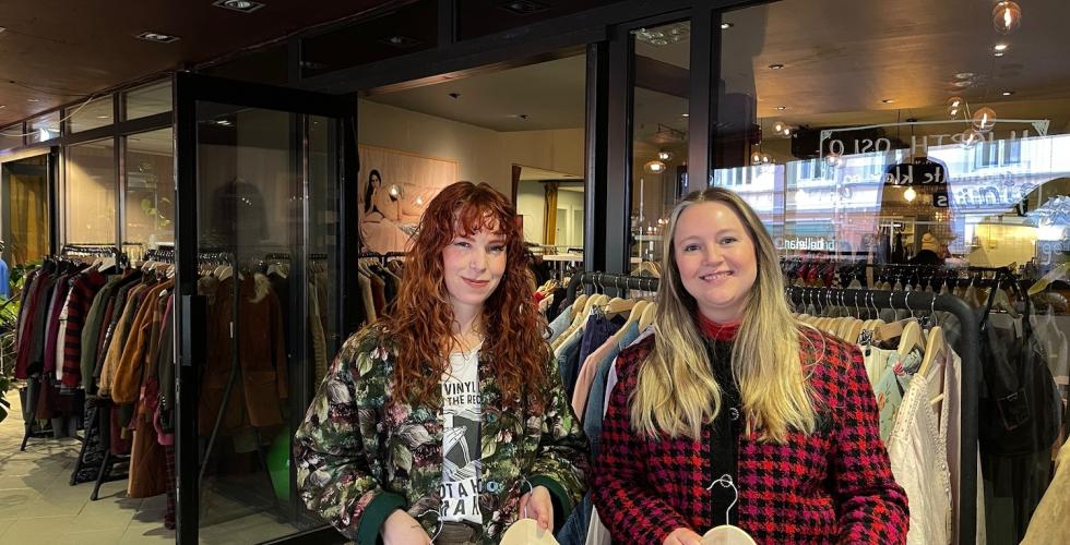 To kvinner som holder kl&aelig;r