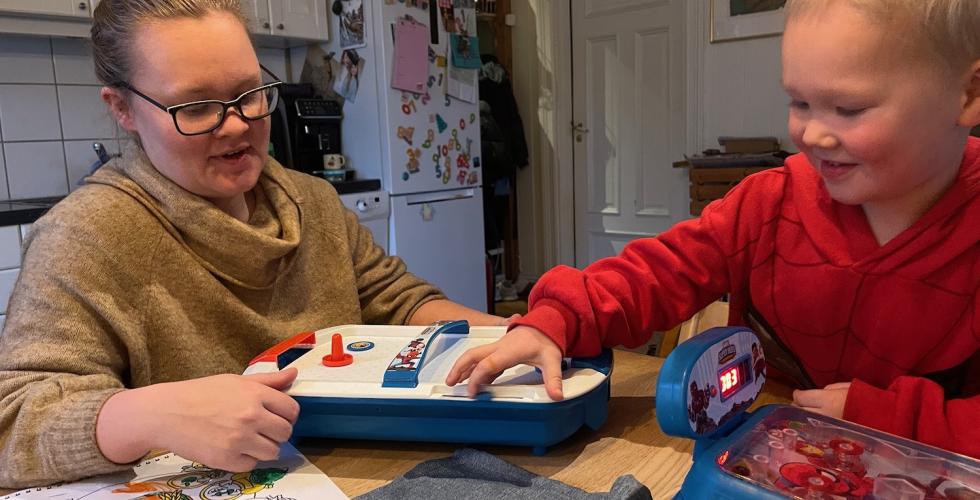 Mor og s&oslash;nn spiller bretthockey