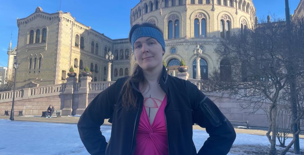 Dame som st&aring;r foran Stortinget