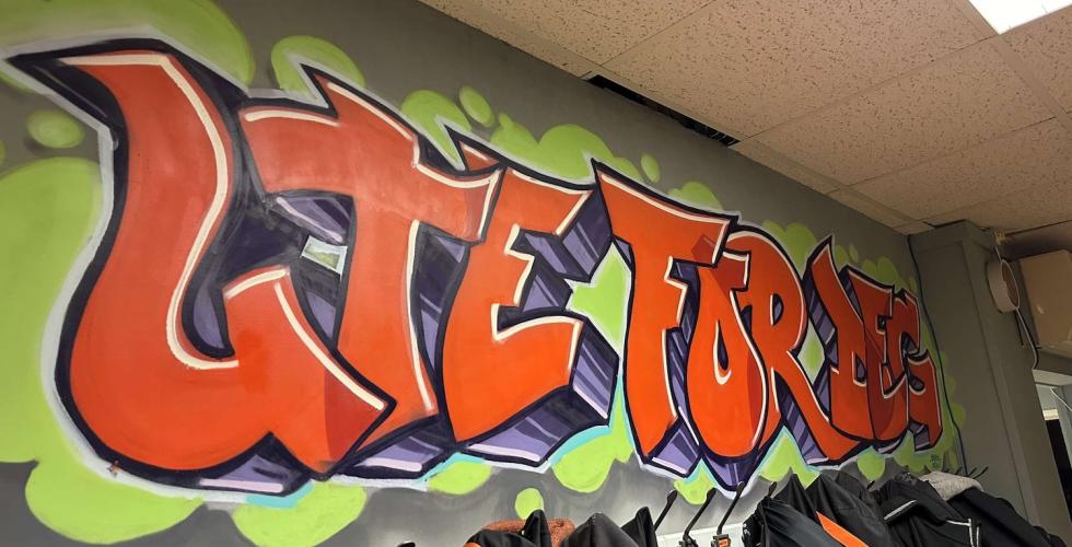 Tagget "Ute for deg" p&aring; vegg 