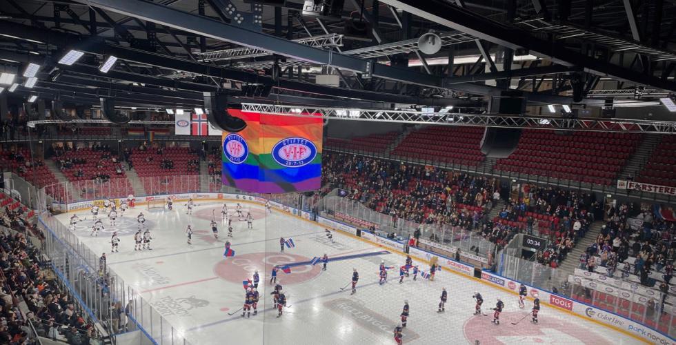 Bildet viser ishockeyhallen Jordal Amfi med spillere fra V&aring;lerenga og Lillehammer p&aring; banen.