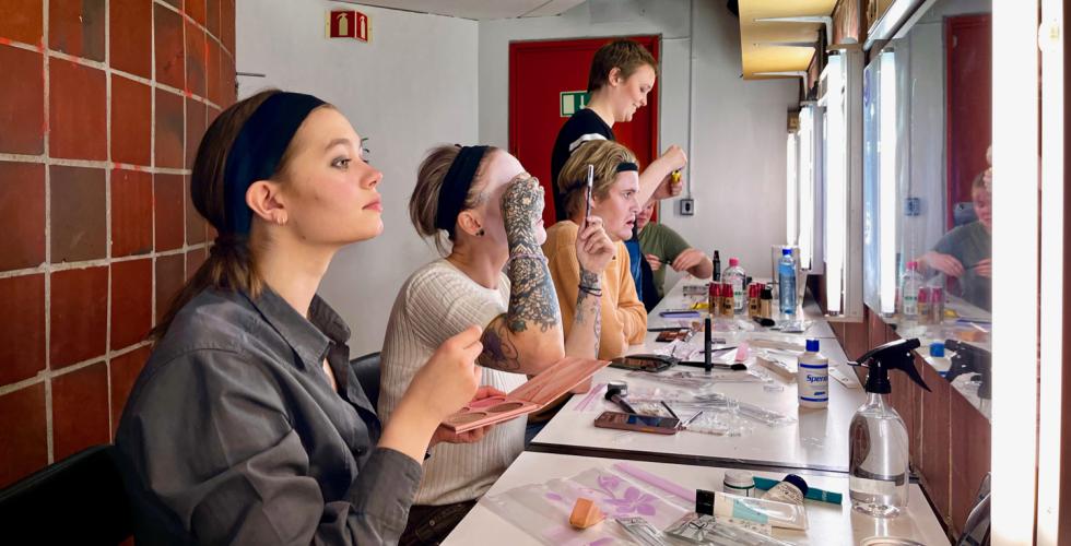 I sminkerommet gj&oslash;res de siste forberedelsene f&oslash;r forestilling. Foto: Andrea Viland Ask