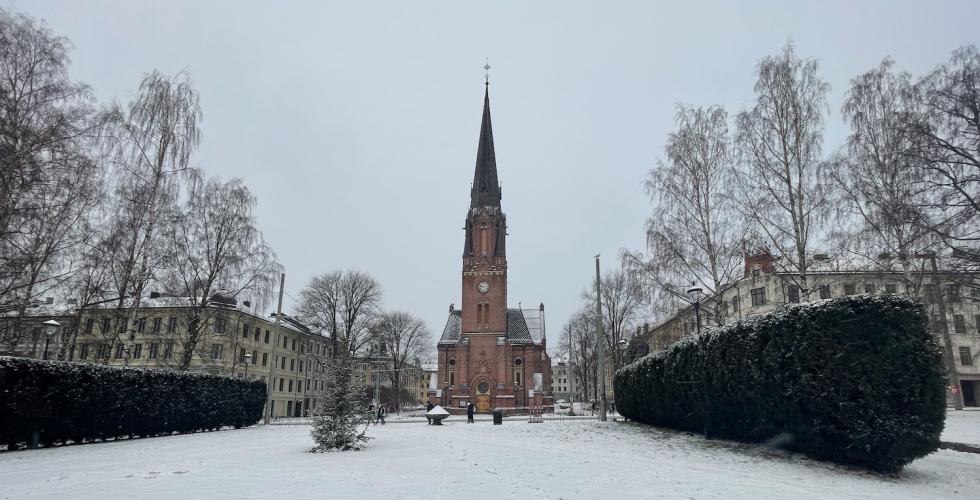 En kirke i bakgrunnen, med nytt sn&oslash;dekke