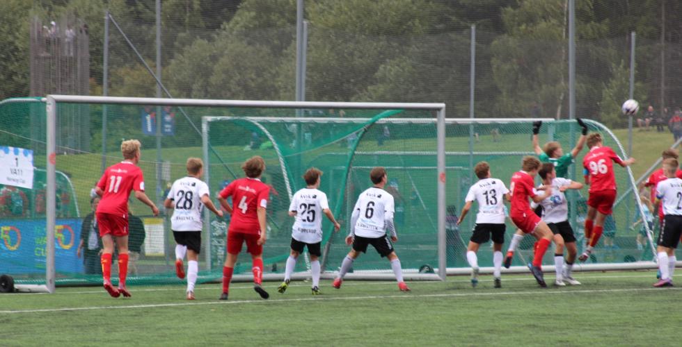 R&oslash;a G16 spiller fotball