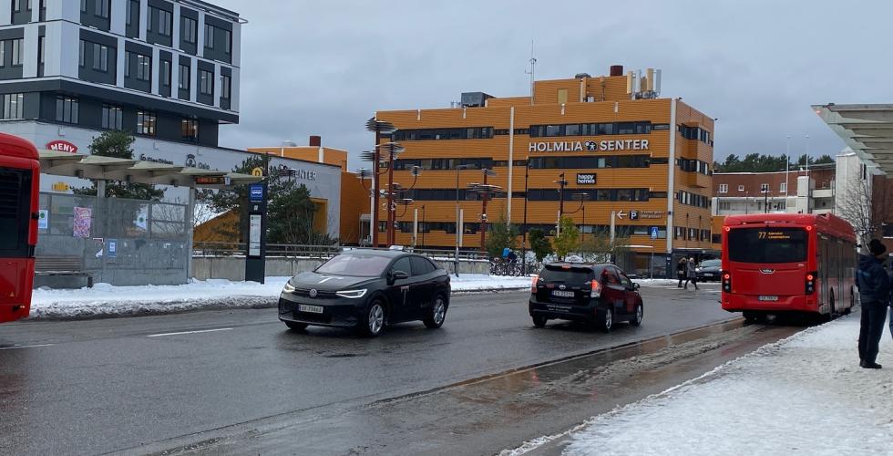 Her kj&oslash;rer det b&aring;de biler og busser forbi Holmlia stasjon den f&oslash;rste sn&oslash;dagen i h&oslash;st