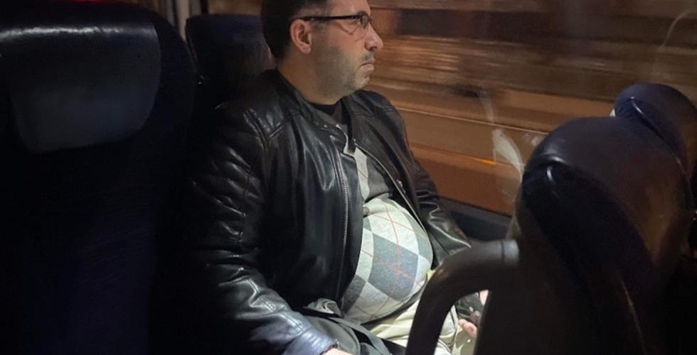 Jameel Salou sitter p&aring; bussen