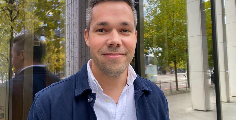 Niklas Johansson st&aring;r utenfor Maaemo i Bj&oslash;rvika 