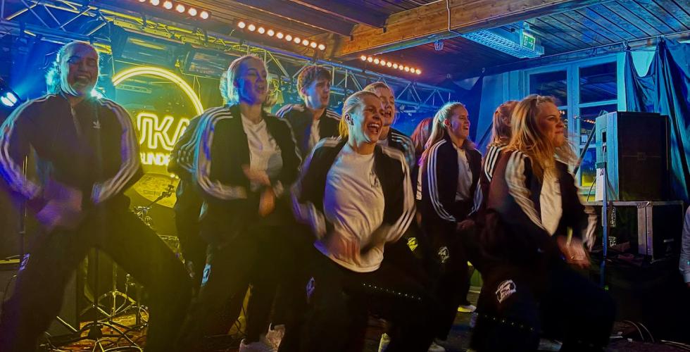 Dansegruppe som danser p&aring; en scene