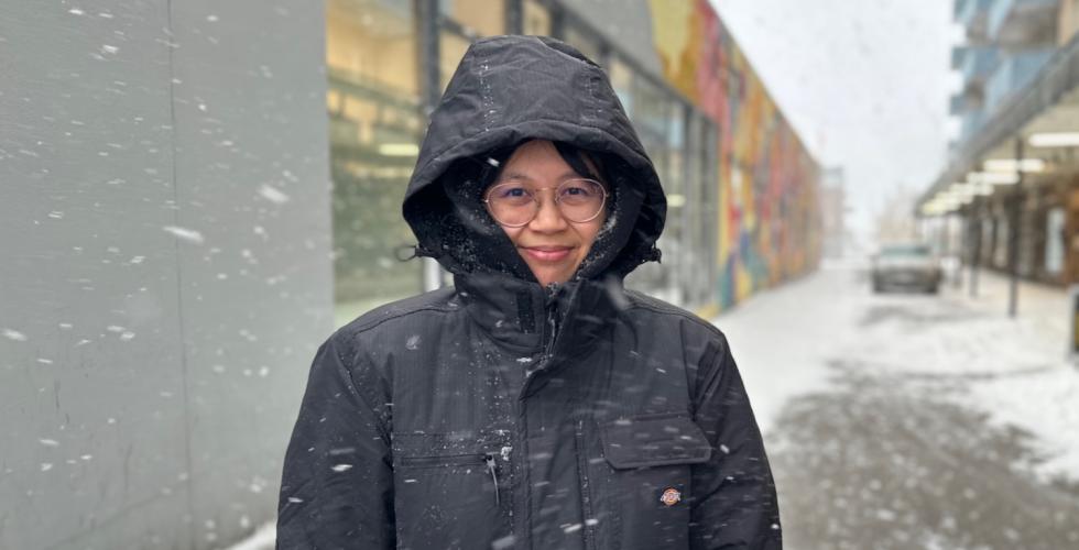 Cecilie Reyes har p&aring; tjukk vinterjakke ute i sn&oslash;v&aelig;ret. 