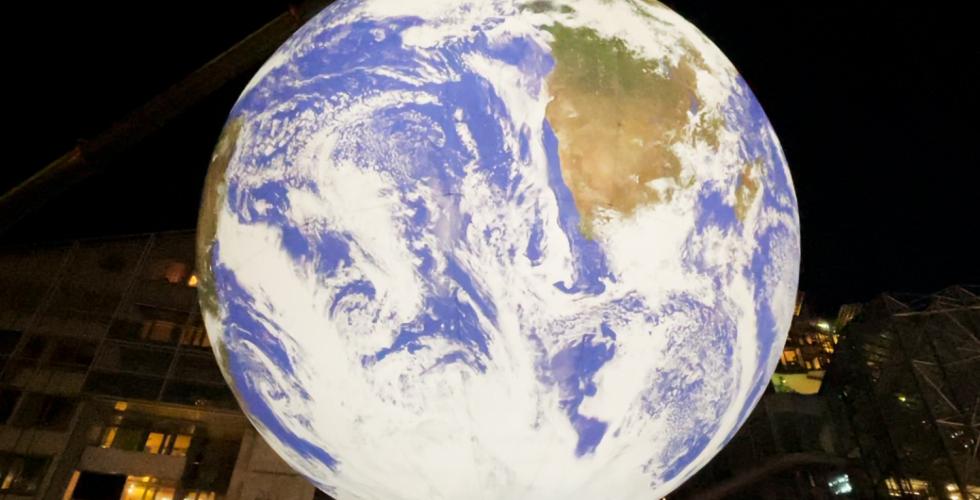 Lysende jordklode p&aring; Fjord Oslo lyskunstfestival