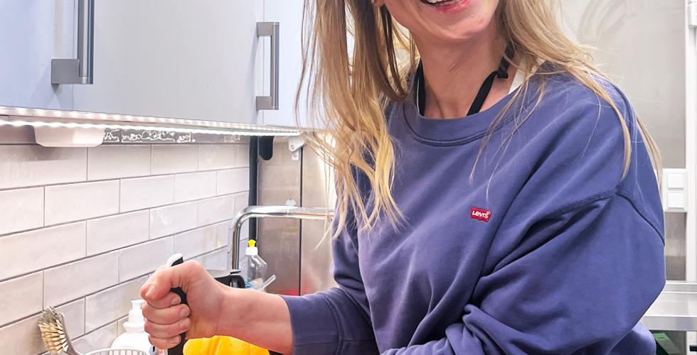 Ingvil Storheim st&aring;r p&aring; kj&oslash;kkenet i Gr&oslash;nland kirke &aring; skj&aelig;rer ut et gresskar til Hallo-venn-feiringen. 