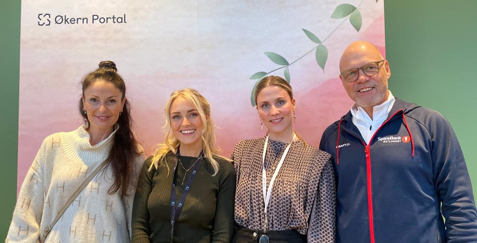 initiativtakerne bak &oslash;stkanttorget foran en plakat