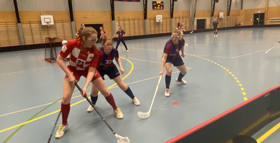 Sveiva spiller st&aring;r med ryggen vendt mot en Monolitten-spiller for &aring; skjerme den 
