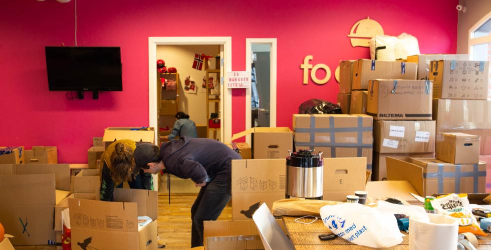 Steffaniya pakker esker p&aring; innsamlingsmottaket. 