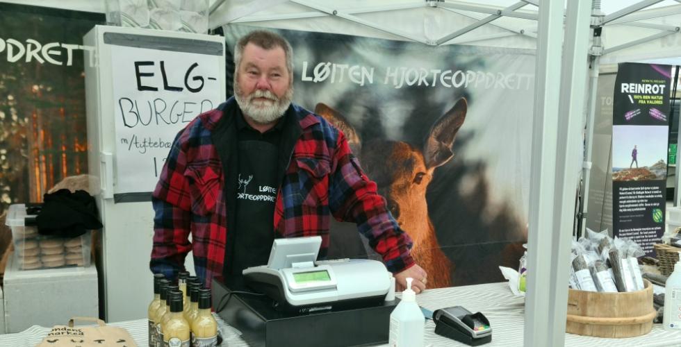 Jan Marken selger viltkj&oslash;tt fra boden sin p&aring; Bondens Marked.