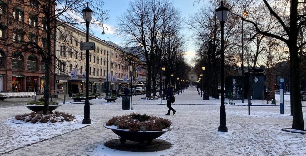 Karl Johans gate dekket av sn&oslash; i januar