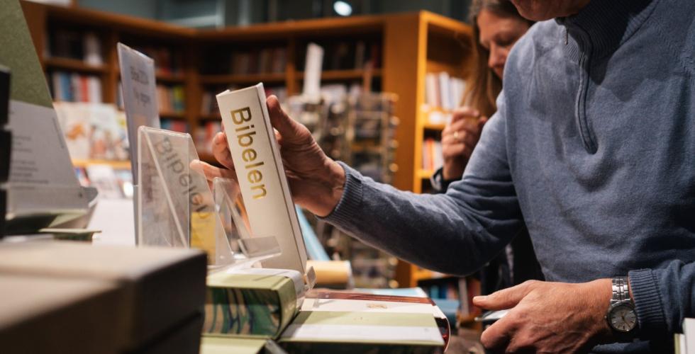 Bibel2024 i bokhyllene p&aring; Litteraturhuset