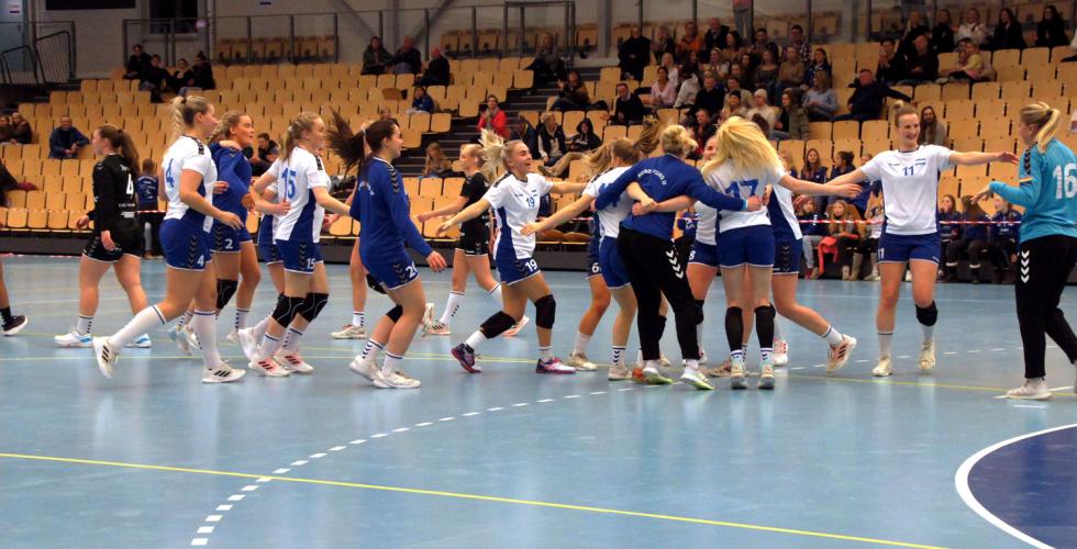 Nordstrandslaget feirer seieren sammen p&aring; banen.