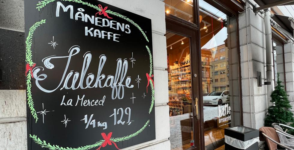 Butikkskilt utenfor kaffebrenneriet og sn&oslash;