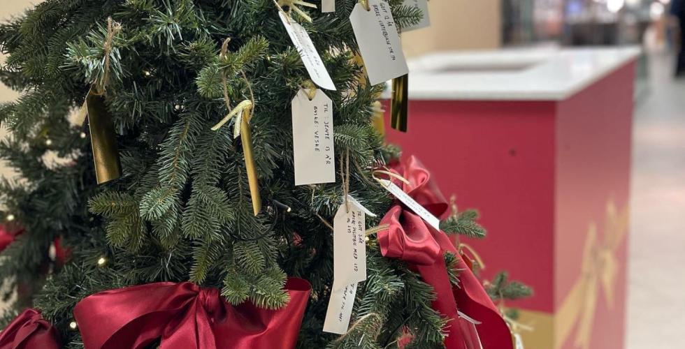 Gr&oslash;nt juletre med lapper