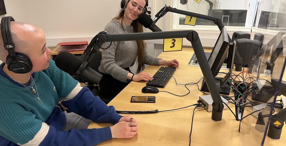 Tuva S&oslash;rum og Tone Ollestad i studio.