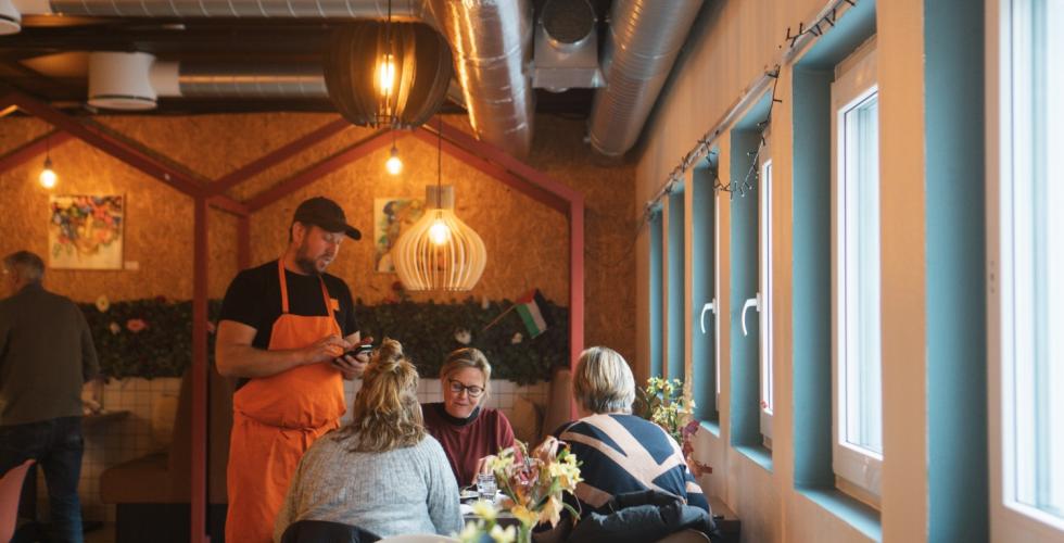 Per Kristian Kivle serverer mat p&aring; Kaf&eacute; p&aring; dagtid. 