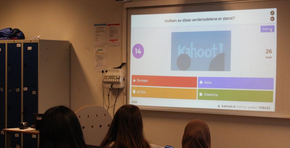 Kahoot p&aring; storskjerm i et klasserom