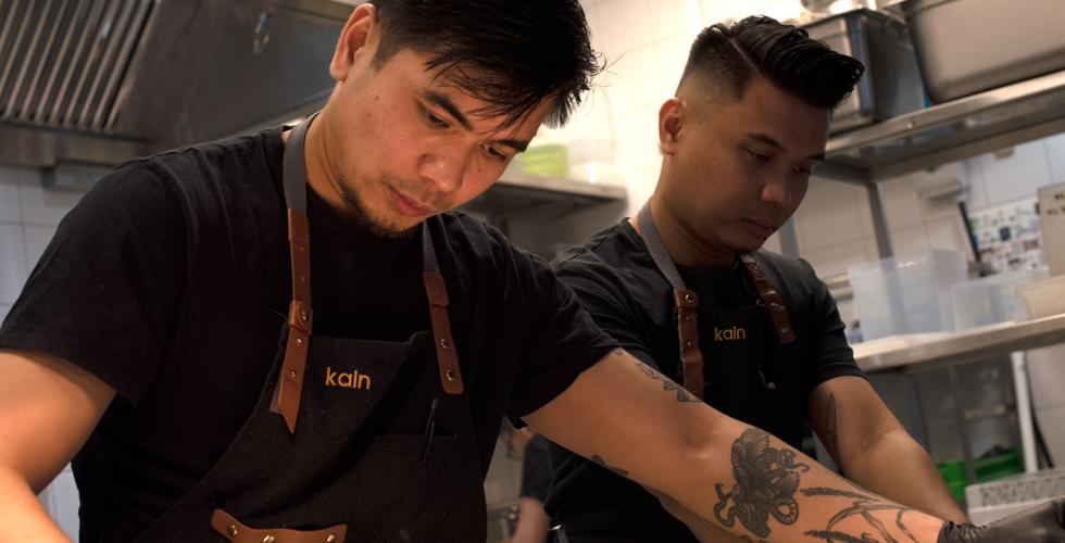 Br&oslash;drene Daniel og Dominic Vergara jobber sammen p&aring; kj&oslash;kkenet p&aring; restauranten Kain.