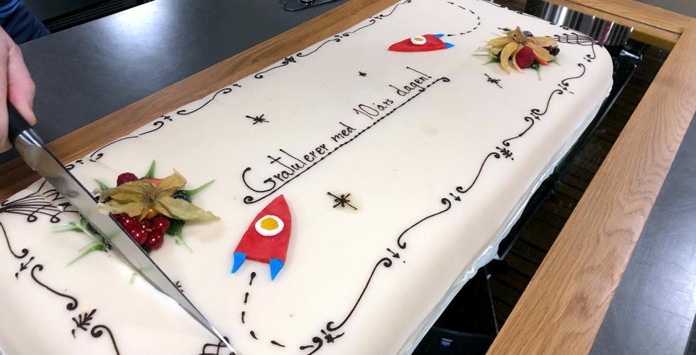 Ti-&aring;rsjubileumskake