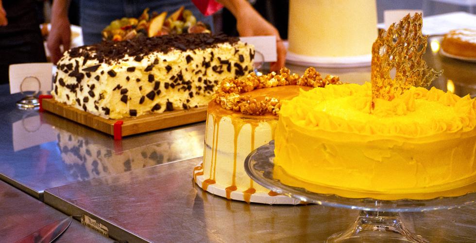 Kaker i alle fasonger var utstilt p&aring; torget, midt i mathallen