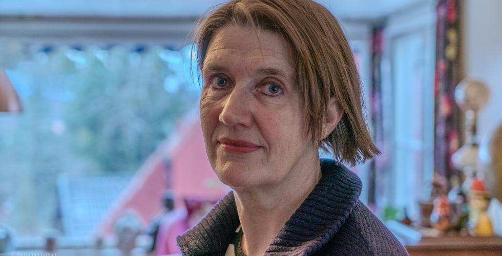 Kari Br&aelig;nne st&aring;r i huset sitt