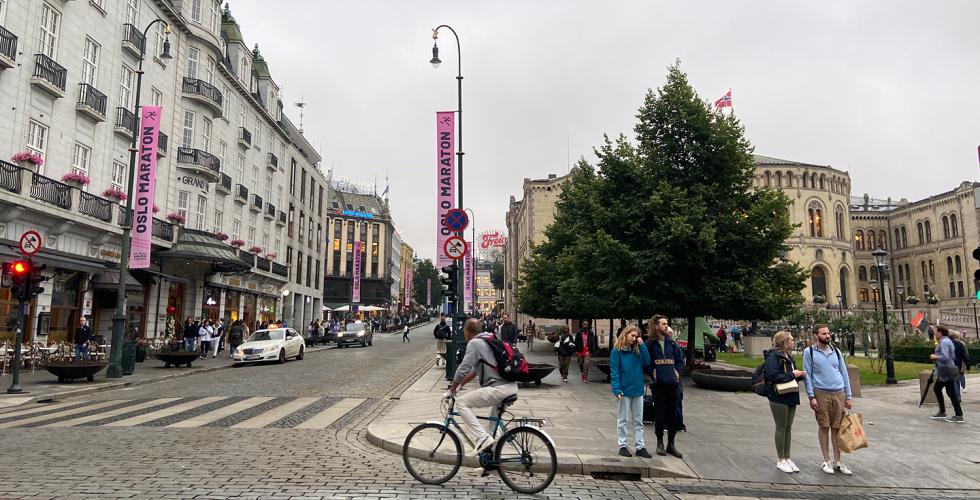 Bilde av enden av Karl Johans gate, tatt i gr&aring;tt v&aelig;r