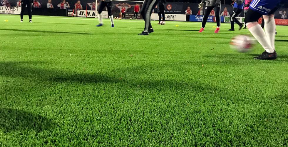 Fotballspillere p&aring; KFUMs kvinnelag st&aring;r med en fotball. Foto: Ida Andersson 