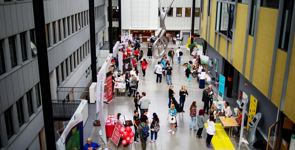 Stand med ulike foreninger p&aring; kjeller campus