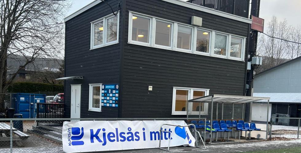 Kjels&aring;sbua og et banner der det st&aring;r "Kjels&aring;s i mitt hjerte" p&aring; Grefsen stadion